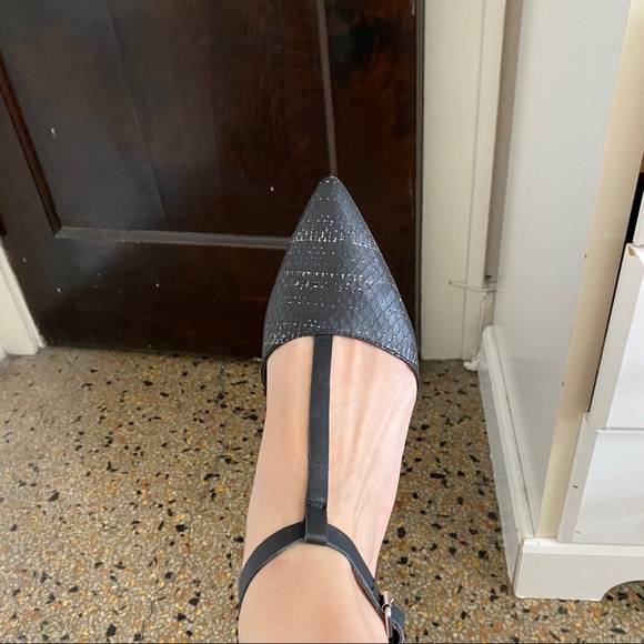 TA-RANDY TAHARI T-STRAP POINTY TOE FLATS - Picture 2 of 5